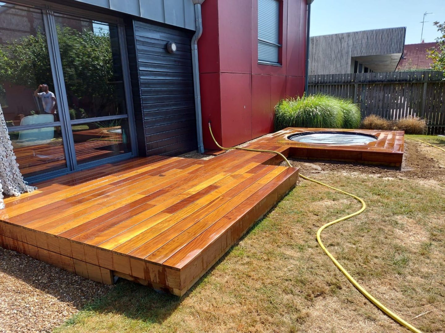 spa aménagé avec terrasse en bois